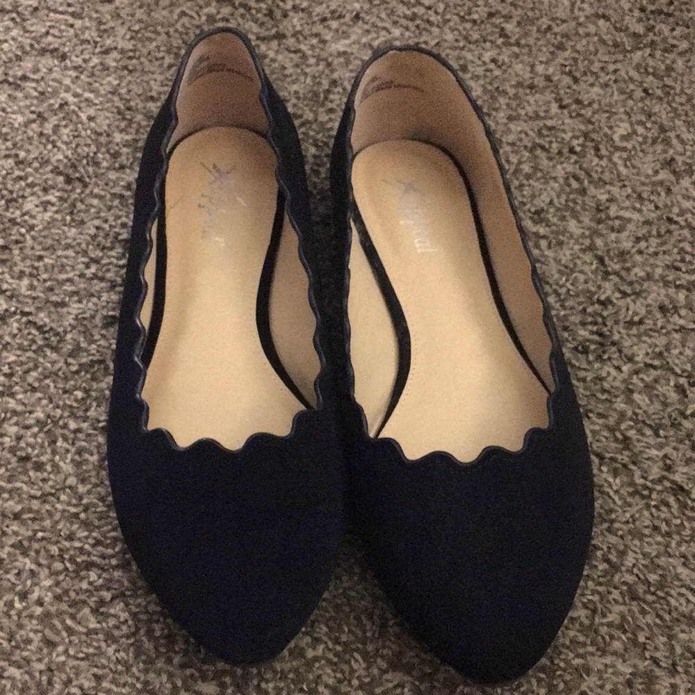 X-appeal Black Scalloped Flats - Size 10